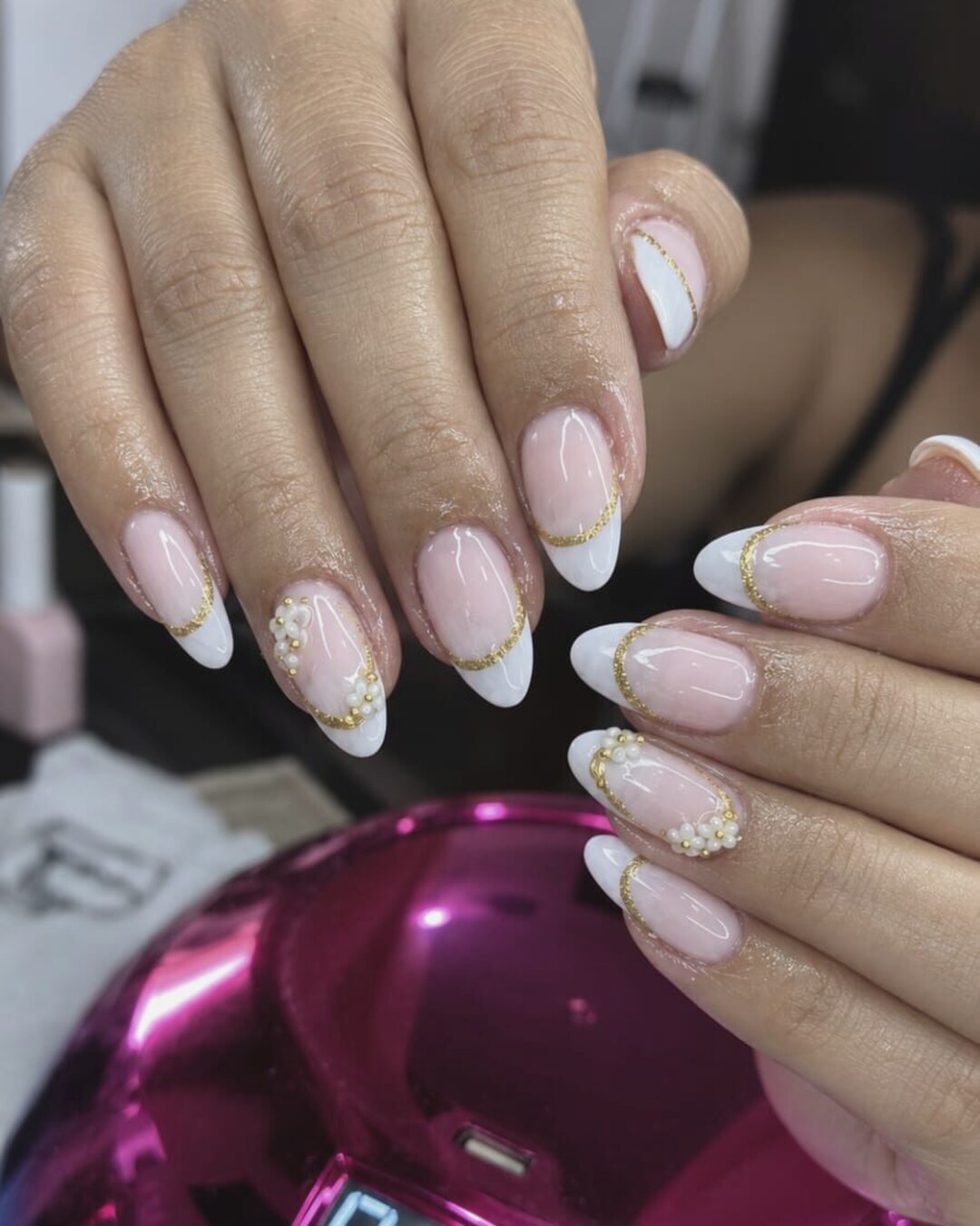 Uñas almendra con francés y detalles dorados