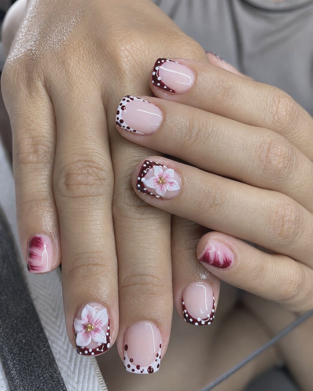 Uñas cortas con flores y puntos
