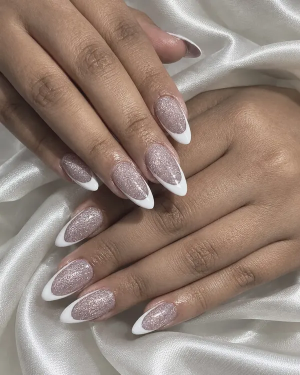 Uñas almendra largas con francés y glitter