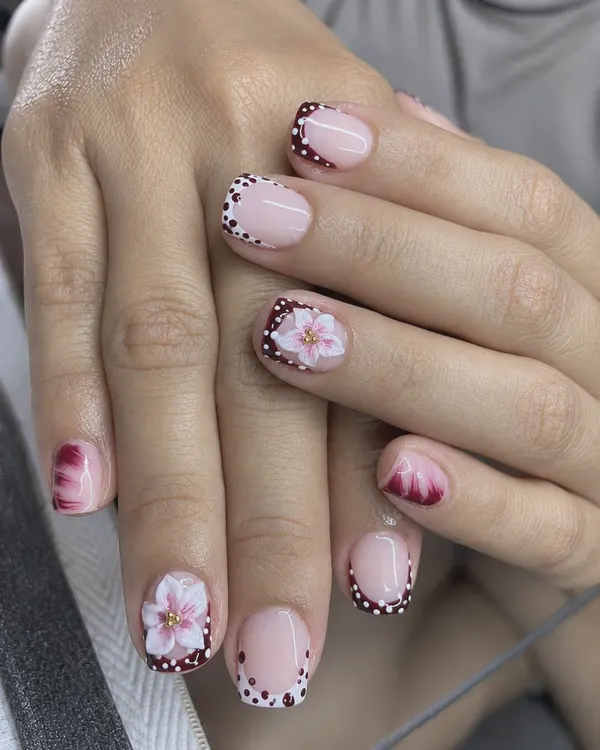 Uñas cortas con flores y puntos